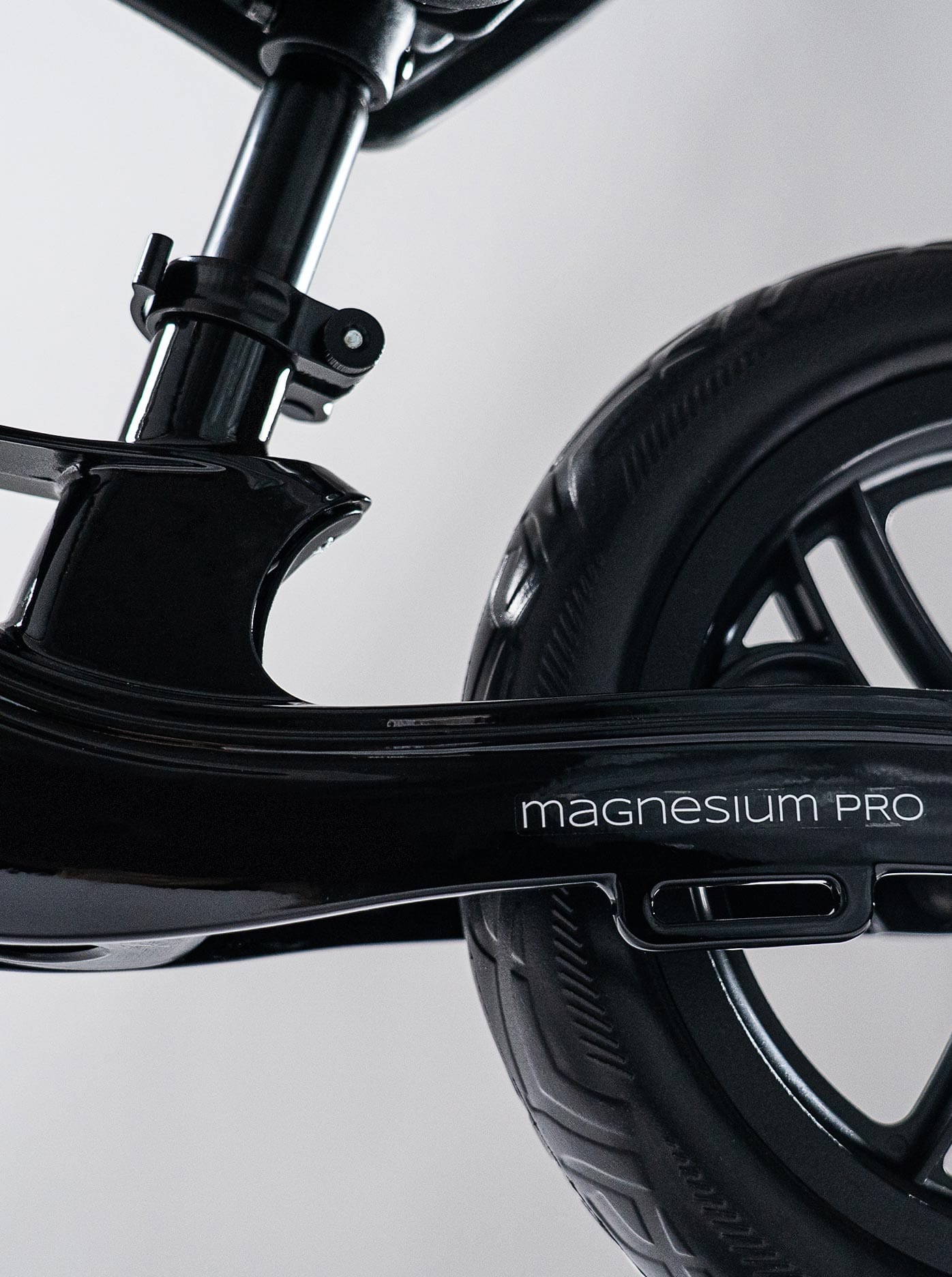 Cariboo-magnesium-pro-must-pruun-jooksuratas7
