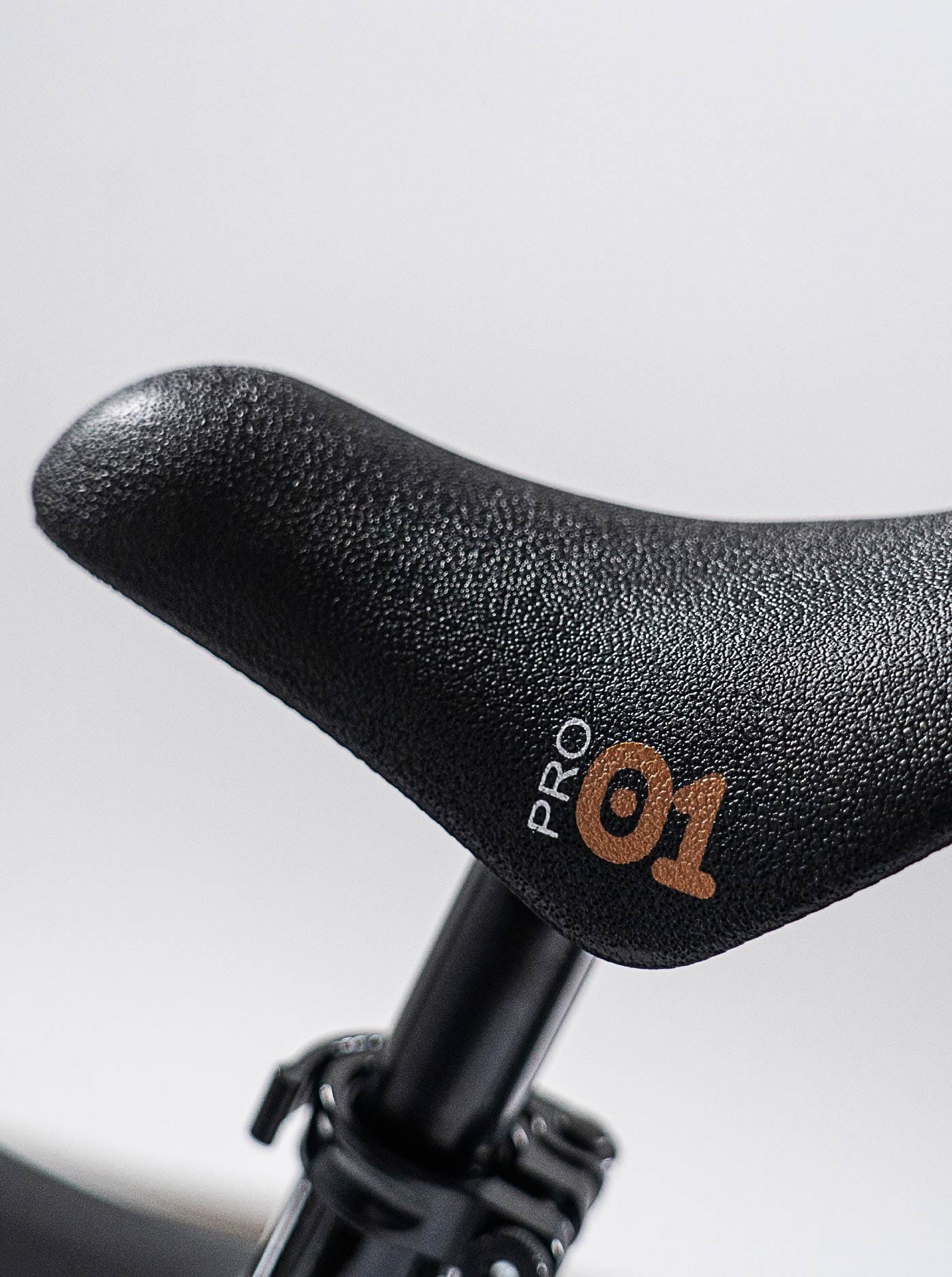 Cariboo-magnesium-pro-must-pruun-jooksuratas8